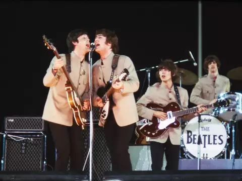 Nova fotos dos bastidores dos Beatles mostra atores recriando show