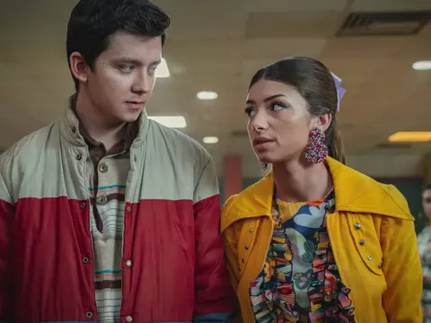 Asa Butterfield e Mimi Keene em Sex Education (Netflix/Reprodução)