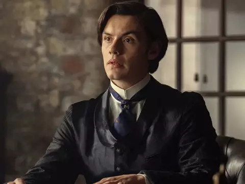 Louis Partridge em House of Guinness (Reprodução)