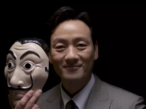 Park Hae-Soo com a máscara do Salvador Dalí nas mãos (Netflix/Reprodução)