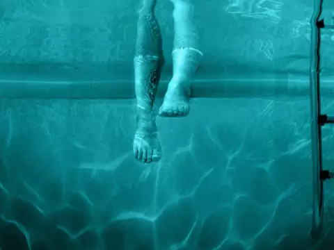 Ótima ideia para um curta, Mergulho Noturno convence no longa com bons sustos