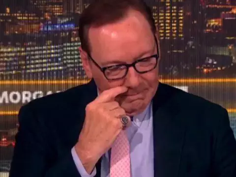 Kevin Spacey chora e admite estar falido após processos por estupro