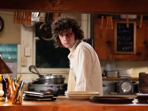 Crítica de Tony | Es una biopic pequeña que se mete en los inicios de Bourdain y su amor con la cocina