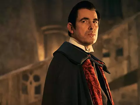 Claes Bang como Drácula na minissérie da BBC e Netflix