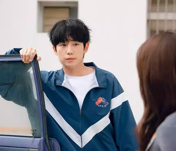 Jung Hae-in comemora papel romântico em Um Grude de Amor