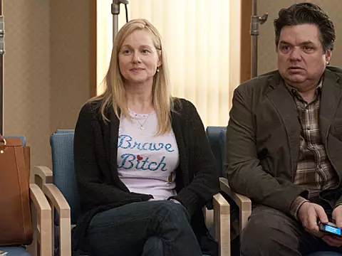 The Big C | Primeiro pôster da terceira temporada mostra o piercing de Cathy