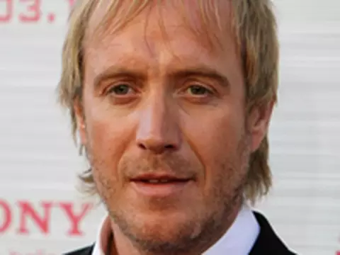 Trending Down | Rhys Ifans vai co-estrelar a série com Phillip Seymour Hoffman