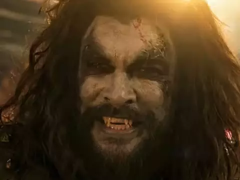 Jason Momoa como Lobo en Supergirl (Reproducción)
