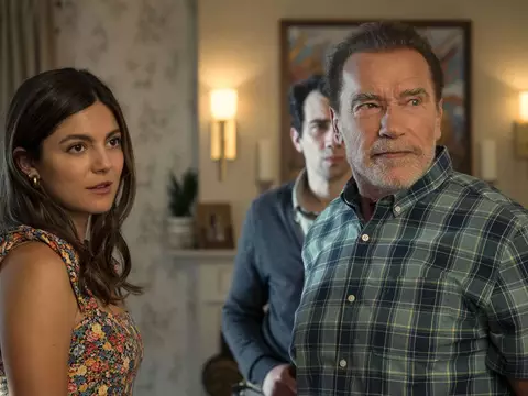 Monica Barbaro e Arnold Schwarzenegger em FUBAR (Netflix/Reprodução)