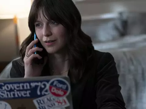 Melissa Benoist em cena de As Garotas do Ônibus (Reprodução)