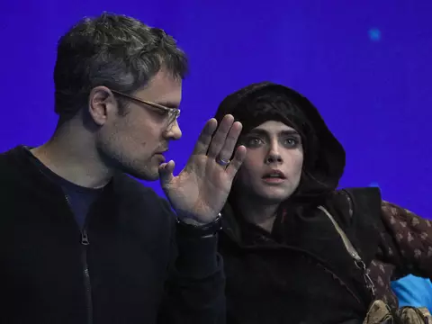 Cara Delevingne no set de Carnival Row (Divulgação)