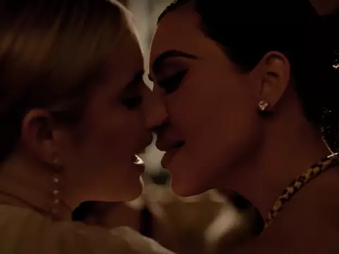 Emma Roberts e Kim Kardashian em American Horror Story (Reprodução/YouTube)