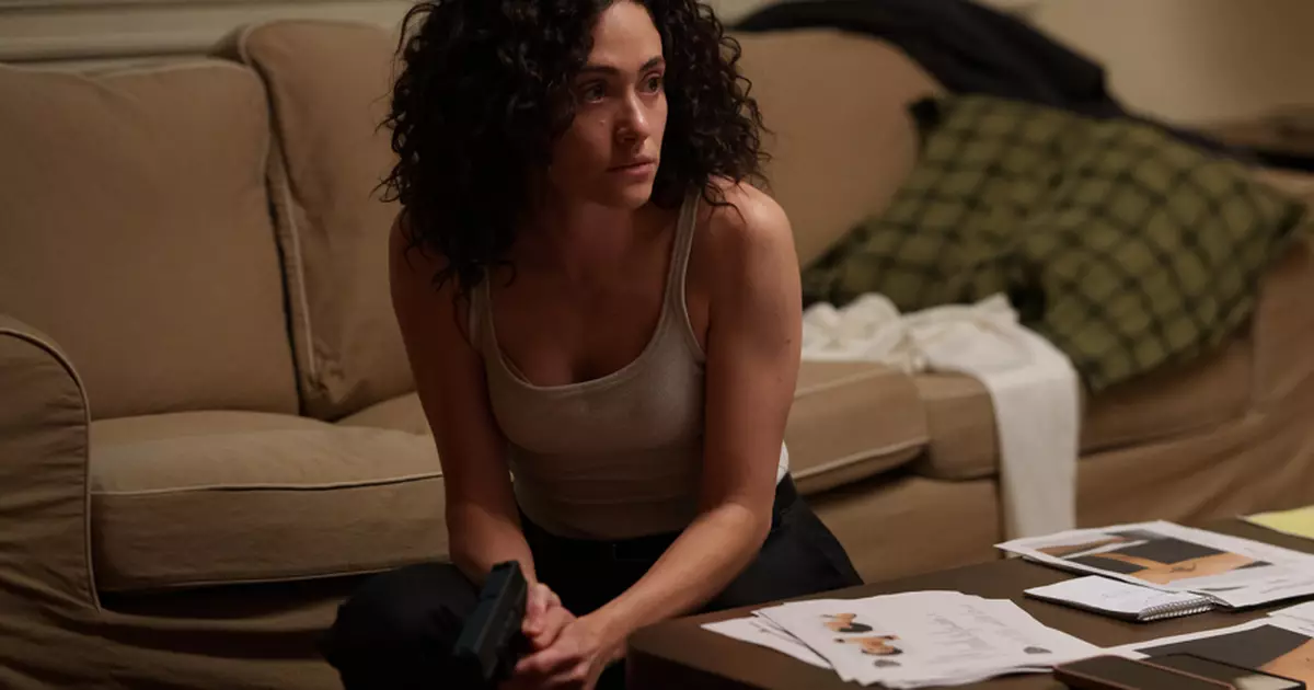 Fúria | "Treinamento com arma foi a chave para entender Alice", diz Emmy Rossum