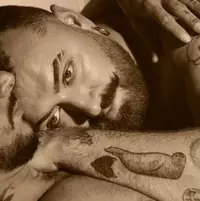 Sam Smith em photoshoot de Hazel Eyes (Reprodução)