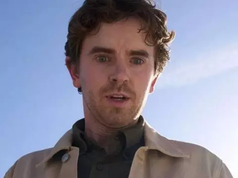 Freddie Highmore em The Assassin (Reprodução)