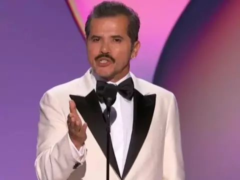 John Leguizamo comemora mais diversidade em séries em discurso no Emmy 2024 