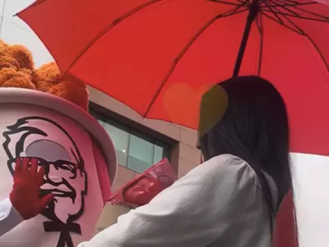 Cena de Esbaldando de Amor, novelinha do KFC inspirada em k-dramas (Reprodução)
