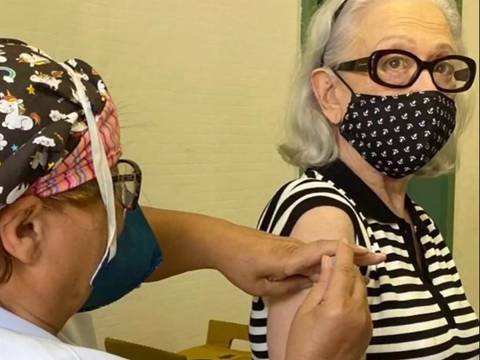 Atriz Fernanda Montenegro recebendo vacina contra a COVID-19