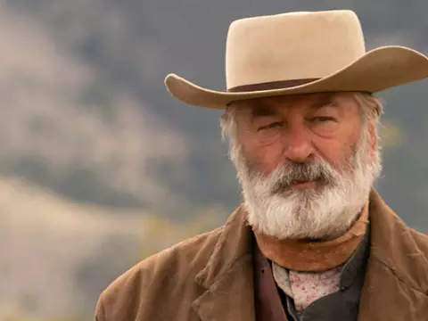 Alec Baldwin trajado para as filmagens de Rust