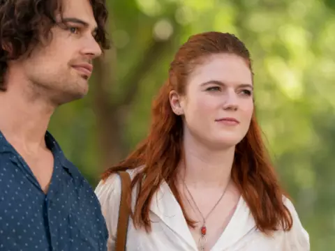 Theo James e Rose Leslie em cena de A Mulher do Viajante no Tempo (Reprodução)