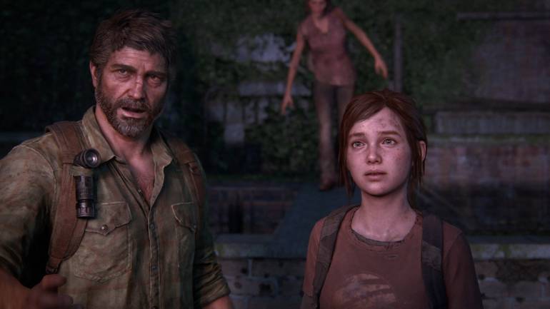 Cena de The Last of Us Part I mostra Joel e Ellie com uma expressão preocupada no rosto
