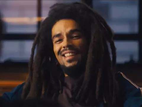 Kingsley Ben-Adir em Bob Marley: One Love (Paramount Pictures/Reprodução)