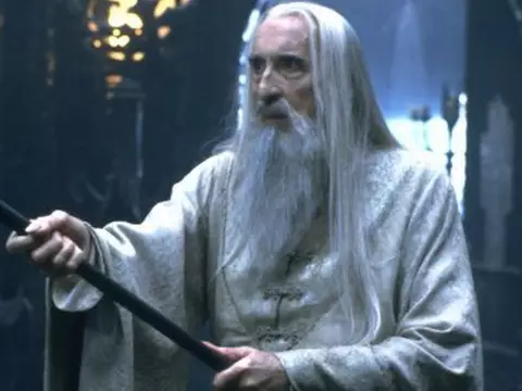 Christopher Lee em cena de O Senhor dos Anéis: A Sociedade do Anel