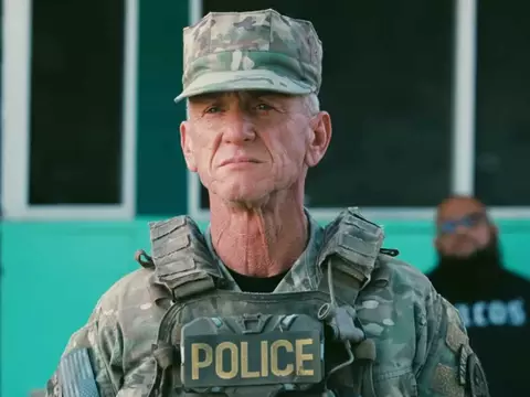 Após faltar no Oscar, Sean Penn recebe troféu na Ucrânia; veja