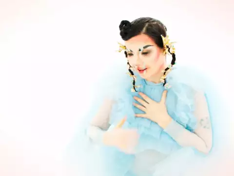 Björk lança clipe de nova música, "Blissing Me"