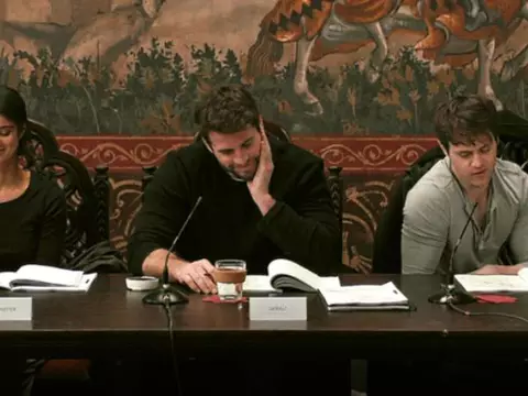 Liam Hemsworth surge como Geralt em foto do set da 4ª temporada de The Witcher