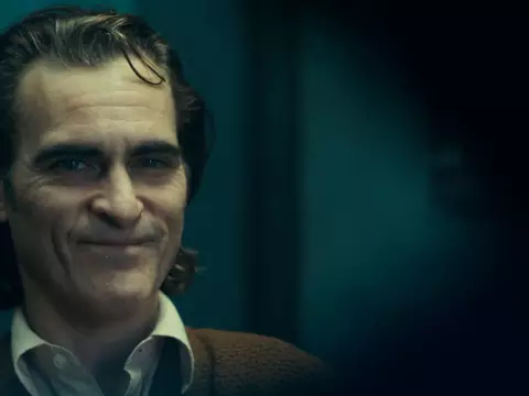 Joaquin Phoenix em cena de Coringa