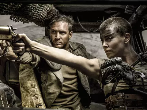 Tom Hardy e Charlize Theron caracterizados como Max e Furiosa em Mad Max: Estrada da Fúria