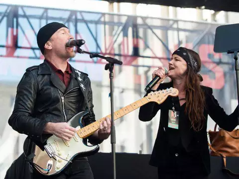 The Edge, Juliette Lewis e Brad Wilk tocam faixa do U2 na Marcha das Mulheres - veja