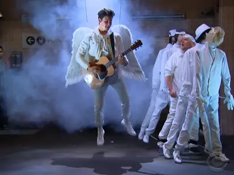 Shawn Mendes e James Corden levam batalha musical ao extremo; assista