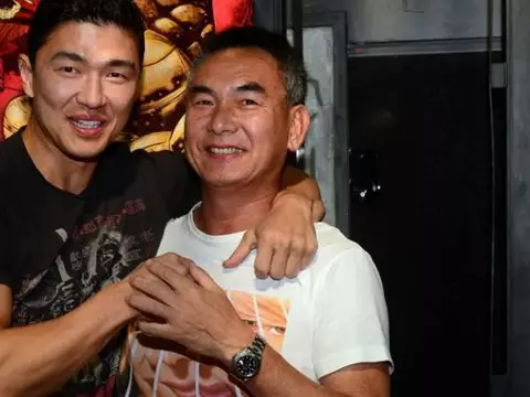 O ator Rick Yune com o diretor Corey Yuen (à dir.) em evento de 2012 (FREDERIC J. BROWN / AFP)