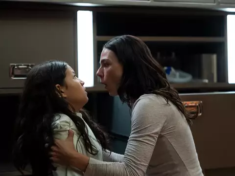 Quarto do Pânico | Cena inédita mostra Isis Valverde fugindo de ladrões