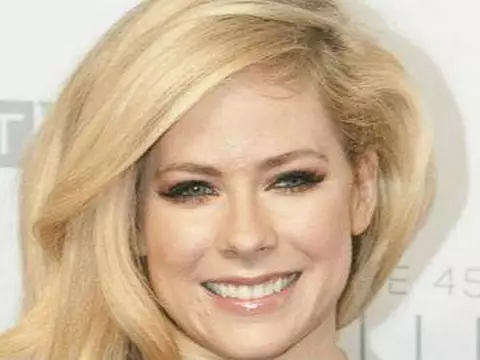 Avril Lavigne anuncia que novo álbum será lançado em breve