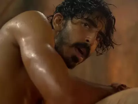 Dev Patel em Fúria Primitiva (Reprodução)
