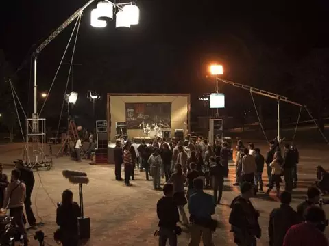 Somos Tão Jovens | Renato Russo toca "Que País É Esse" em clipe exclusivo