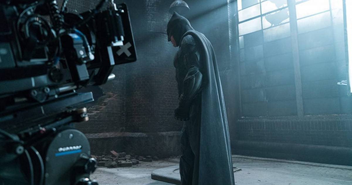 Liga da Justiça | Nova foto dos bastidores mostra Batman pensativo