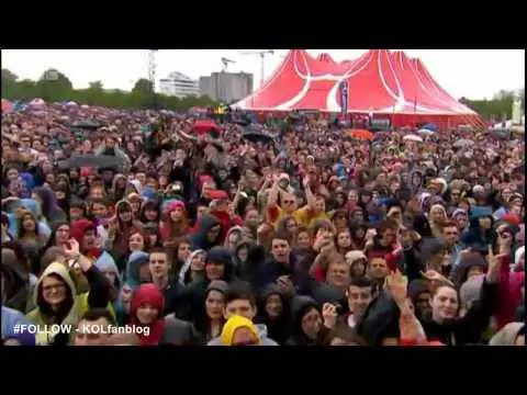 Kings of Leon e Chris Martin tocam "Fans" - ouça