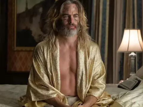 Chris Pine em O Cara da Piscina (Reprodução)