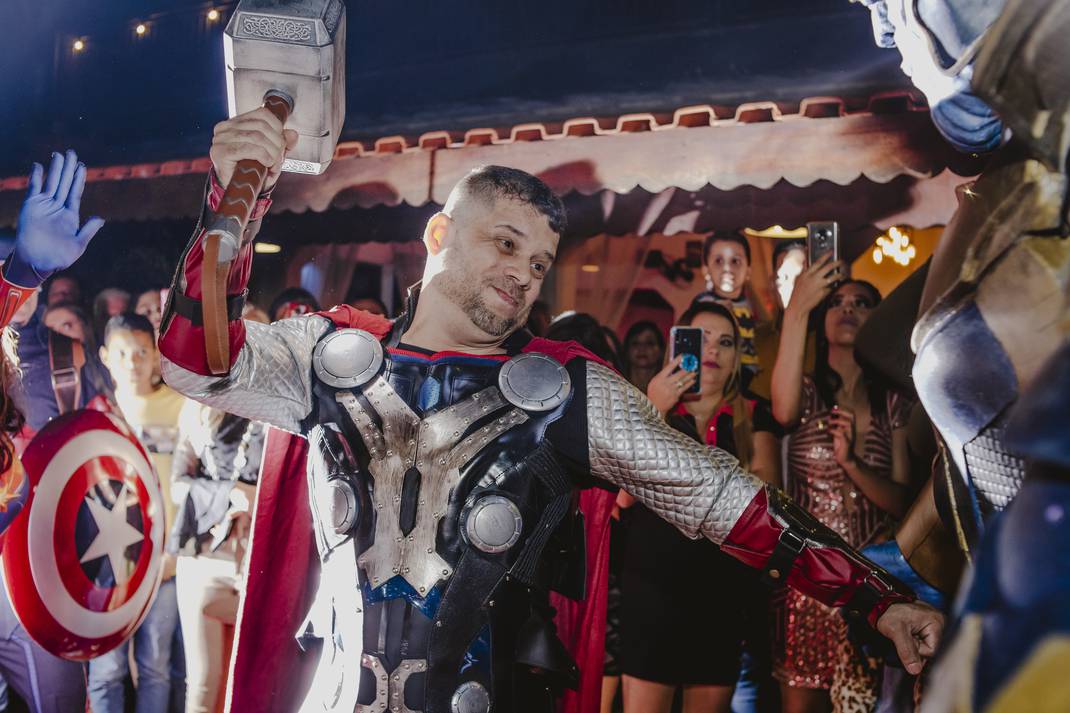 Casamento de 'Thor' reúne heróis, vilões e até Thanos como 'padrinho' em SP, Santos e Região