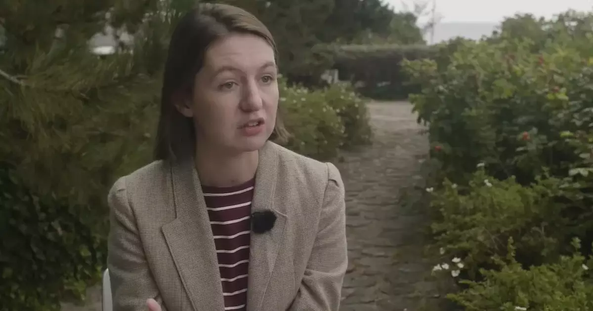 Livros de Sally Rooney, autora de "Pessoas Normais", são proibidos no Reino Unido após apoiar grupo Pró-Palestina