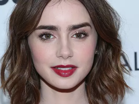 Plantão Omelete | Lily Collins em filme de Terrence Malick e Rebecca Ferguson em musical de Hugh Jackman
