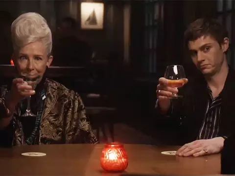 Frances Conroy e Evan Peters em American Horror Story Double Feature/FX