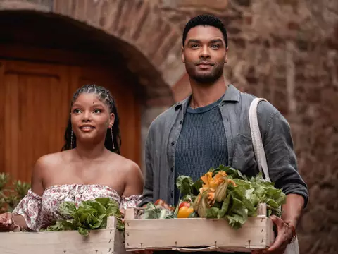 Regé-Jean Page e Halle Bailey em Eu E Você na Toscana (Divulgação)