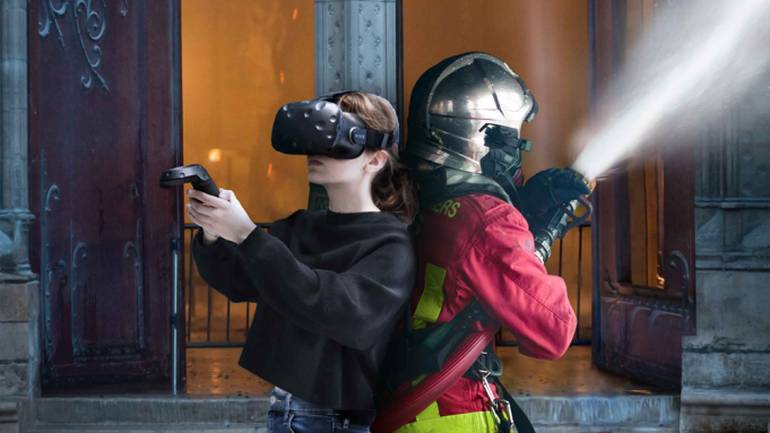 Pessoas jogando em realidade virtual.
