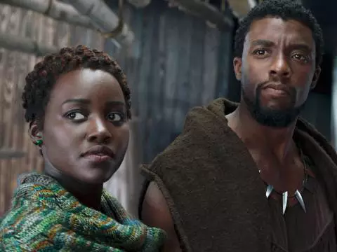 Lupita Nyong'o e Chadwick Boseman em Pantera Negra (Marvel Studios/Reprodução)