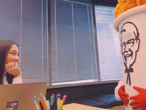 Cena de Esbaldando de Amor, novelinha do KFC inspirada em k-dramas (Reprodução)